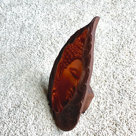 Wooden leaf with a copper Buddha carved into it - Picture 2 of 4